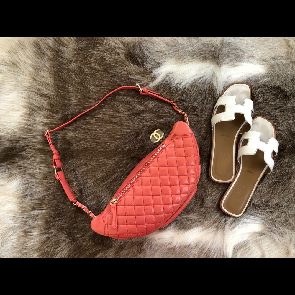 *SOLD* 💯Auth CHANEL 18S Calfskin Waist Fanny Pack - Picture 4 of 8